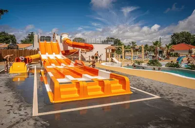 Piscine de l'établissement ZEcamping chiens acceptés animations parc aquatique ou située à proximité