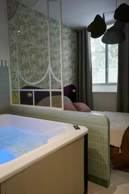 Un ou plusieurs lits dans un hébergement de l'établissement Le Cocon Spa proche Puy DuFou