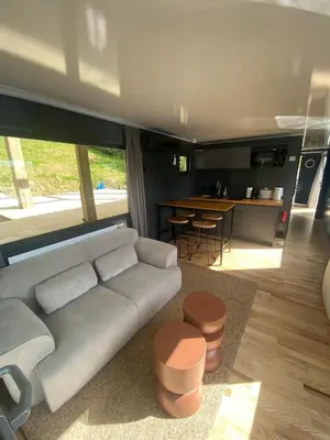Coin salon dans l'établissement Bateau logement tout confort, vue magique!