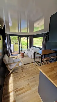 Télévision ou salle de divertissement dans l'établissement Bateau logement tout confort, vue magique!