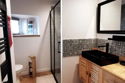 Salle de bains dans l'établissement Appartement T2 avec jardin proche plage