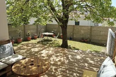 Jardin de l'établissement Appartement T2 avec jardin proche plage