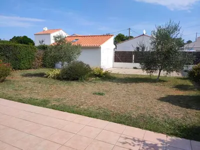Jardin de l'établissement Maison spacieuse pour 9 pers. proche plage, parking, terrasse - FR-1-323-584