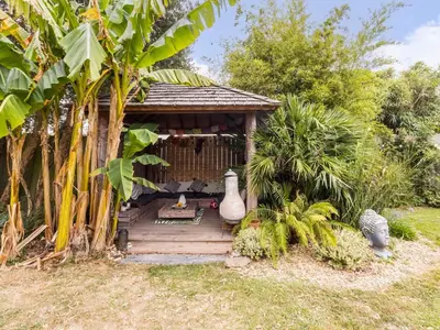 Jardin de l'établissement Maison spacieuse avec piscine chauffée, animaux admis - FR-1-306-1314
