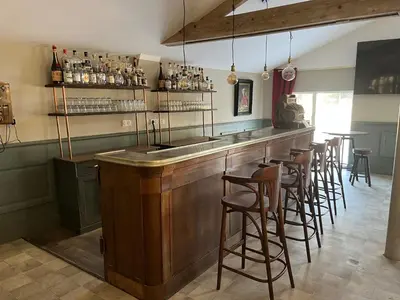 Salon ou bar de l'établissement Relais de la Clartière