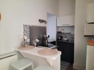 Cuisine ou kitchenette dans l'établissement Le Studio d'en O, au coeur de la ville haute