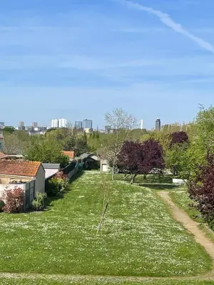 Jardin de l'établissement La Butte Enchantée - WIFI Fibre TV - Baignoire - Parking Gratuit