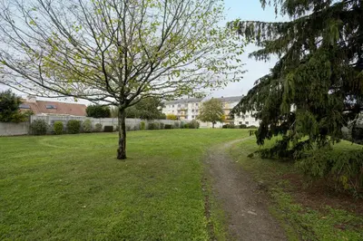 Jardin de l'établissement La Butte Enchantée - WIFI Fibre TV - Baignoire - Parking Gratuit