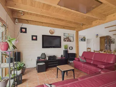 Télévision ou salle de divertissement dans l'établissement Belle et spacieuse maison au calme pour 8