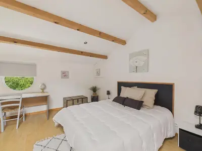 Un ou plusieurs lits dans un hébergement de l'établissement Belle et spacieuse maison au calme pour 8