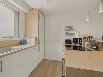 Cuisine ou kitchenette dans l'établissement 180m de la plage appartement 4 adultes - 4 enfants