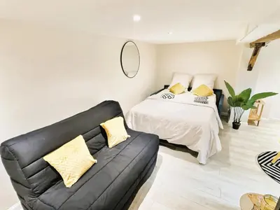 Un ou plusieurs lits dans un hébergement de l'établissement Studio cosy refait à neuf - proche aéroport et tram