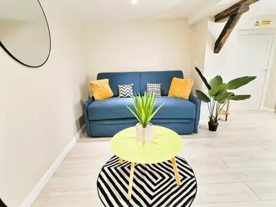Coin salon dans l'établissement Studio cosy refait à neuf - proche aéroport et tram