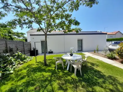 Jardin de l'établissement Maison à cinq min de la mer, à louer à la semaine, du 19 au 26 juillet 25