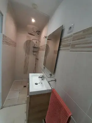 Salle de bains dans l'établissement Maison à cinq min de la mer, à louer à la semaine, du 19 au 26 juillet 25