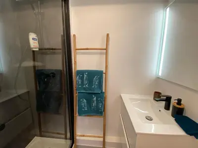 Salle de bains dans l'établissement Saint Marc sur Mer, studio neuf vue mer, plage au pied du studio