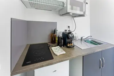 Cuisine ou kitchenette dans l'établissement l'orée de Sautron