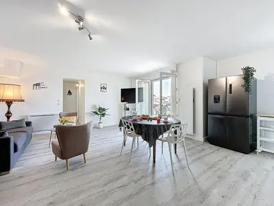 Télévision ou salle de divertissement dans l'établissement Apartment Les Roches by Interhome