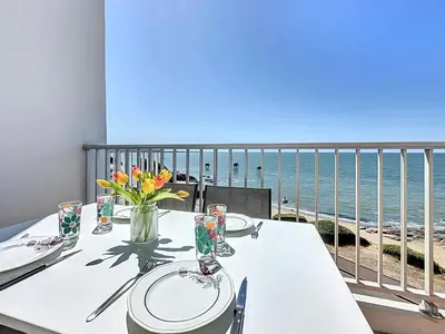 Vue générale sur la mer ou vue sur la mer prise depuis l'appartement