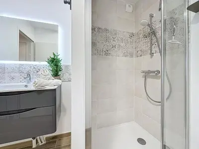 Salle de bains dans l'établissement Apartment Océanide-2 by Interhome