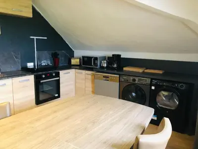 Cuisine ou kitchenette dans l'établissement Appartement - LES COMBLES DU CHATEAU DES MARAIS - Avec vue sur le lac - POUR 2 à 5 PERSONNES