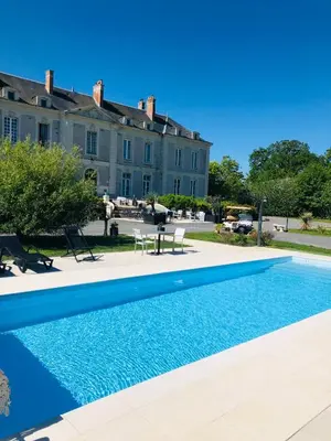 Piscine de l'établissement Appartement - LES COMBLES DU CHATEAU DES MARAIS - Avec vue sur le lac - POUR 2 à 5 PERSONNES ou située à proximité
