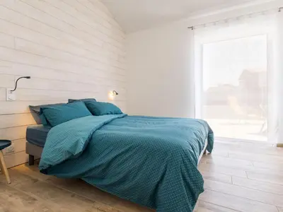 Un ou plusieurs lits dans un hébergement de l'établissement Gîte rénové proche plages, parking, jardin privatif, terrasse sud-est - FR-1-306-1315