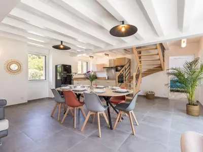 Coin salon dans l'établissement Gîte rénové proche plages, parking, jardin privatif, terrasse sud-est - FR-1-306-1315