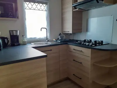 Cuisine ou kitchenette dans l'établissement MH35KV- Nid d'Evasion - Camping 4 Etoiles- Naphtase