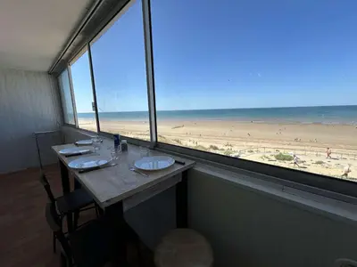Vue générale sur la mer ou vue sur la mer prise depuis l'appartement