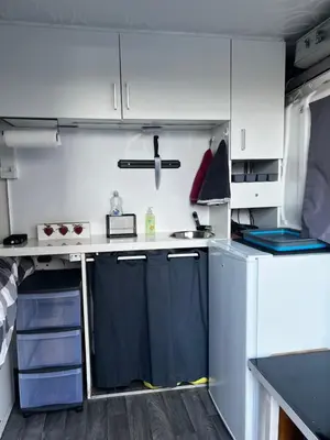 Cuisine ou kitchenette dans l'établissement Chambre aménagée dans un fourgon