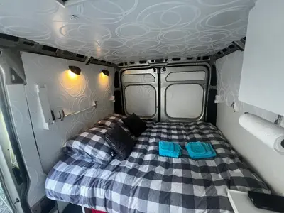 Un ou plusieurs lits dans un hébergement de l'établissement Chambre aménagée dans un fourgon