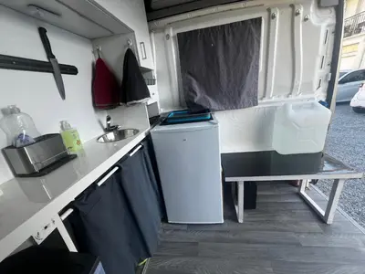 Cuisine ou kitchenette dans l'établissement Chambre aménagée dans un fourgon