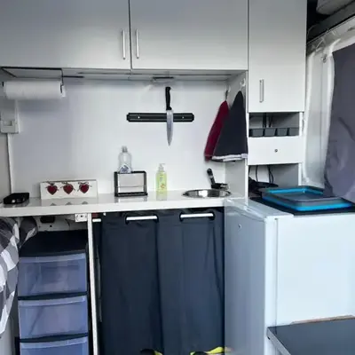 Chambre aménagée dans un fourgon