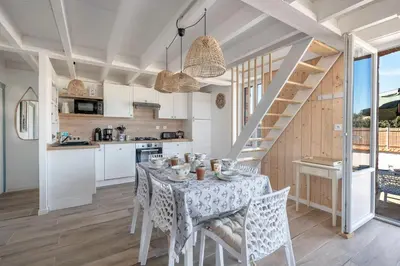 Cuisine ou kitchenette dans l'établissement Maison à 50m de la mer, 4 adultes et 2 enfants