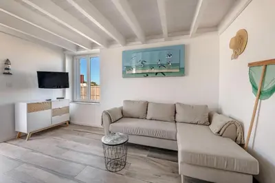 Télévision ou salle de divertissement dans l'établissement Maison à 50m de la mer, 4 adultes et 2 enfants