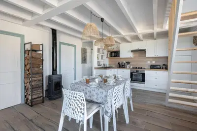 Cuisine ou kitchenette dans l'établissement Maison à 50m de la mer, 4 adultes et 2 enfants