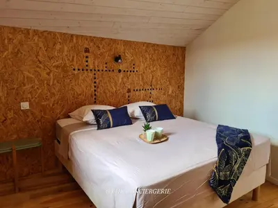 Un ou plusieurs lits dans un hébergement de l'établissement La Grange Gîte avec piscine proche Puy duFou