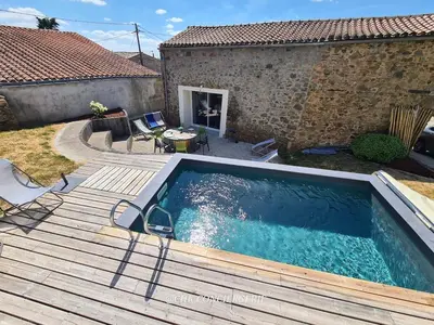 Piscine de l'établissement La Grange Gîte avec piscine proche Puy duFou ou située à proximité