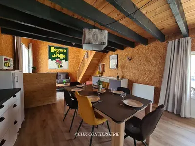 Télévision ou salle de divertissement dans l'établissement La Grange Gîte avec piscine proche Puy duFou