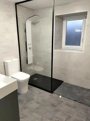 Salle de bains dans l'établissement Indivision Bernard Pillaud