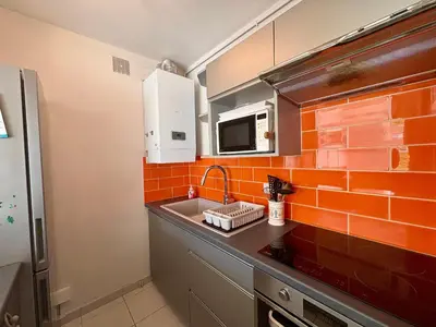 Cuisine ou kitchenette dans l'établissement Bel appartement à St Jean de Monts avec balcon et parking, proche plage et commerces - FR-1-323-585