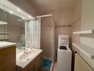 Salle de bains dans l'établissement Bel appartement à St Jean de Monts avec balcon et parking, proche plage et commerces - FR-1-323-585