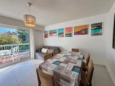Coin salon dans l'établissement Bel appartement à St Jean de Monts avec balcon et parking, proche plage et commerces - FR-1-323-585