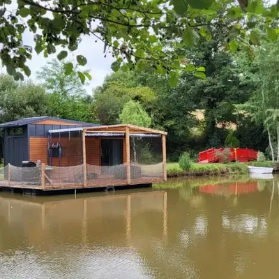 Chalet sur l'eau dans un cadre idyllique