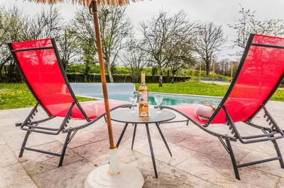 Piscine de l'établissement La Maison d'Adèle ou située à proximité