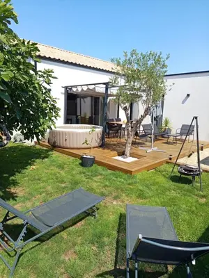 Jardin de l'établissement Zéphyr - Maison 3 Chambres avec jacuzzi - Proche aéroport et Nantes