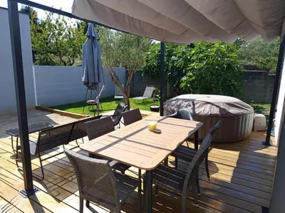 Terrasse ou espace extérieur de l'établissement Zéphyr - Maison 3 Chambres avec jacuzzi - Proche aéroport et Nantes