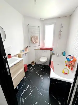 Salle de bains dans l'établissement Zéphyr - Maison 3 Chambres avec jacuzzi - Proche aéroport et Nantes