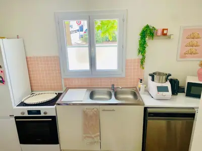 Cuisine ou kitchenette dans l'établissement Maison au calme avec jardin proche tram
